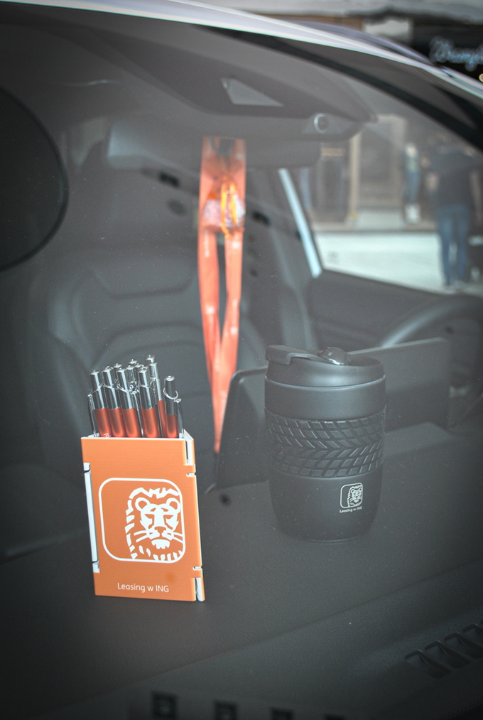 kubek i długopisy w samochodzie