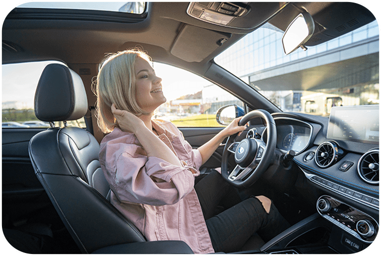 Kobieta siedząca za kierownicą samochodu